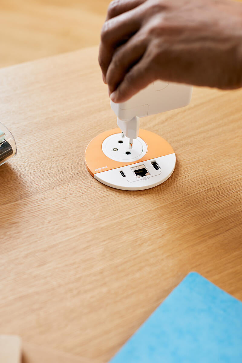 Legrand Incara Black √ò80mm Surface-Mounted 2P+T Outlet, USB Type-A+C Charger - 2m