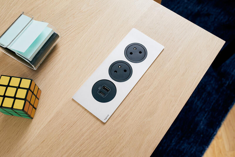 Legrand Incara Disq'In 3-Stations: 2P+E Sockets, White USB Type-A+Type-C Charger, Plate Required